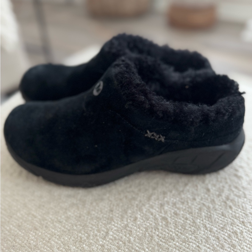 Merrell Women's Black Fuzzy Slip-On Mules